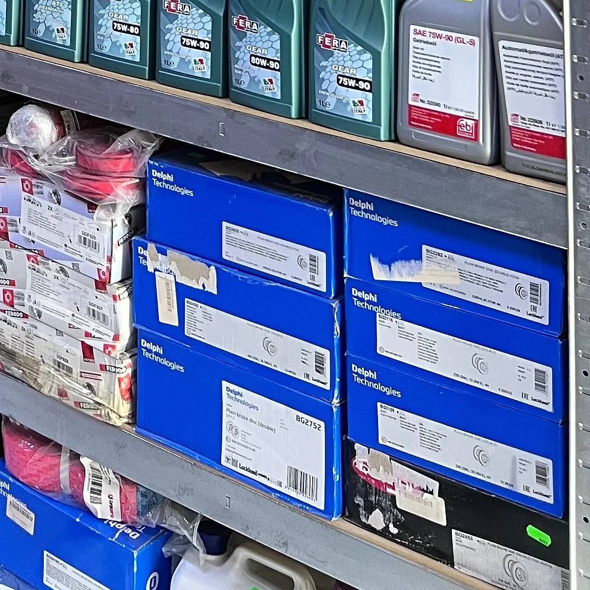 Кутии със спирачни части на рафта в магазина