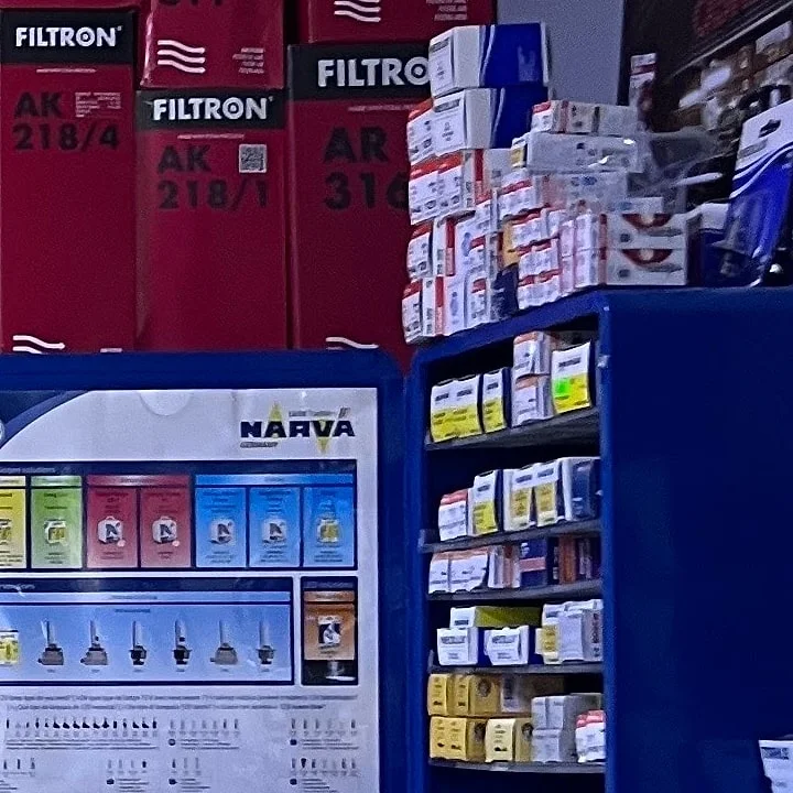 Таблицата с видовете крушки и шкафът с кутии крушки в магазина